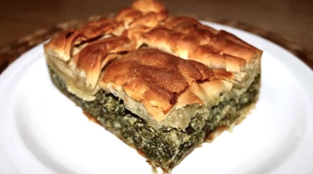 Spanakopita to grecki placek z ciasta filo wypełnionego mieszanką świeżych ziół oraz sera feta, a następnie zapiekany na chrupiąco.