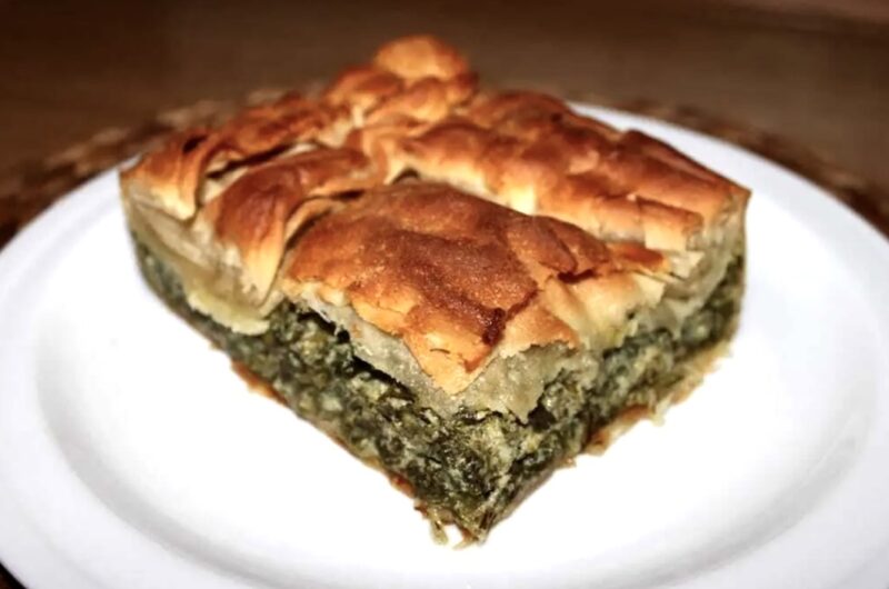 Spanakopita to grecki placek z ciasta filo wypełnionego mieszanką świeżych ziół oraz sera feta, a następnie zapiekany na chrupiąco.
