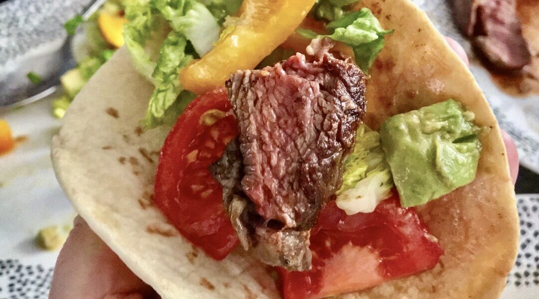 Soczysty stek wołowy z antrykotu średnio wysmażony z sugestią podania.