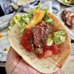 Soczysty stek wołowy z antrykotu średnio wysmażony z sugestią podania.