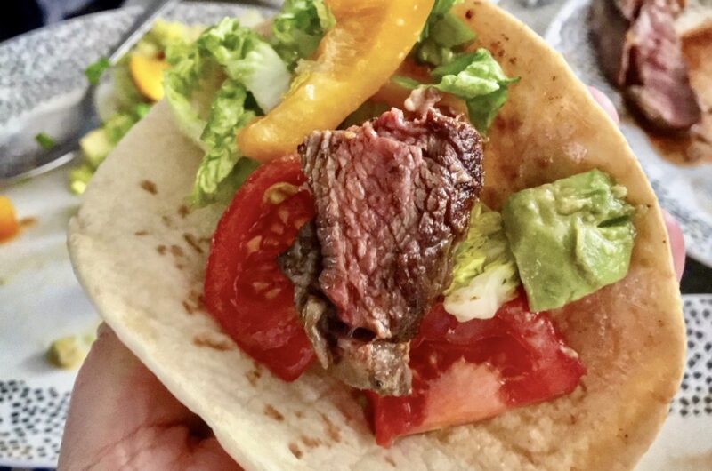 Soczysty stek wołowy z antrykotu średnio wysmażony z sugestią podania.