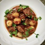 Stifado, czyli grecki gulasz duszony z kawałków wołowiny i dużej ilości cebulek perłowych w sosie pomidorowym oraz aromatycznych przypraw.