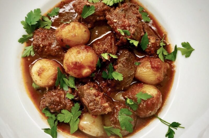 Stifado, czyli grecki gulasz duszony z kawałków wołowiny i dużej ilości cebulek perłowych w sosie pomidorowym oraz aromatycznych przypraw.