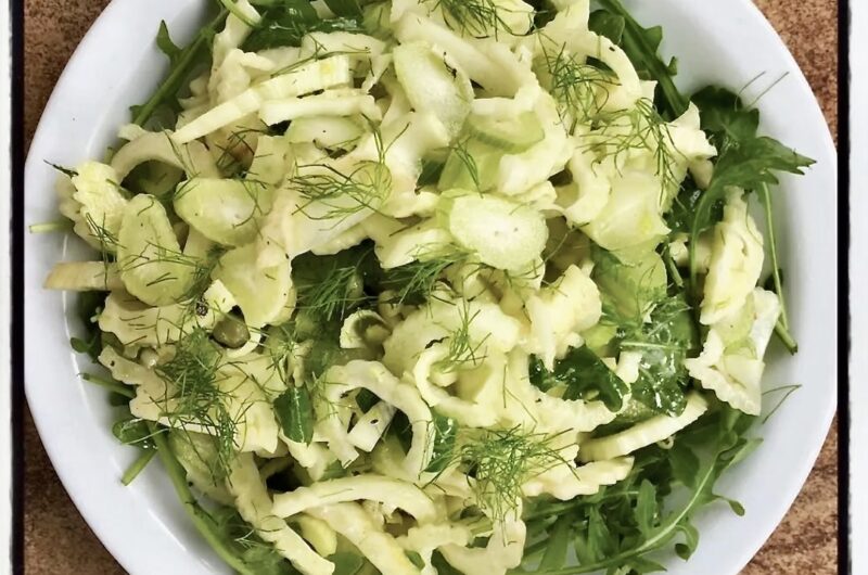 Surówka z krojonego fenkuła z dodatkiem liści czosnku niedźwiedziego skropiona sosem winegret z musztardą.