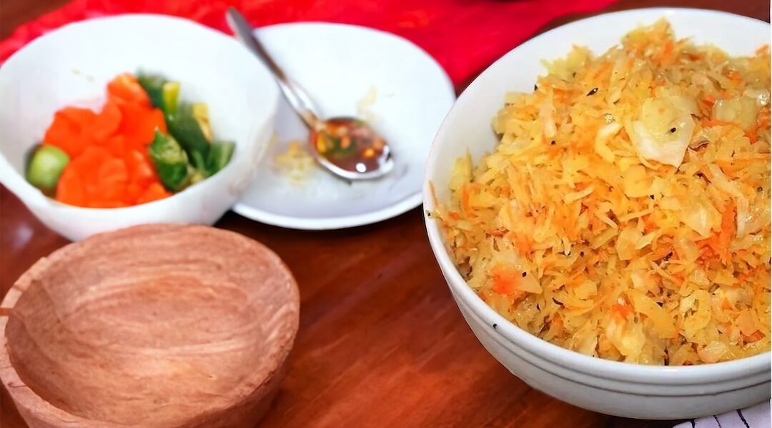 Łatwa surówka z kapusty kiszonej z dodatkiem krojonej cebuli, startej marchewki i kminku skropiona olejem roślinnym.