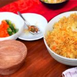 Łatwa surówka z kapusty kiszonej z dodatkiem krojonej cebuli, startej marchewki i kminku skropiona olejem roślinnym.