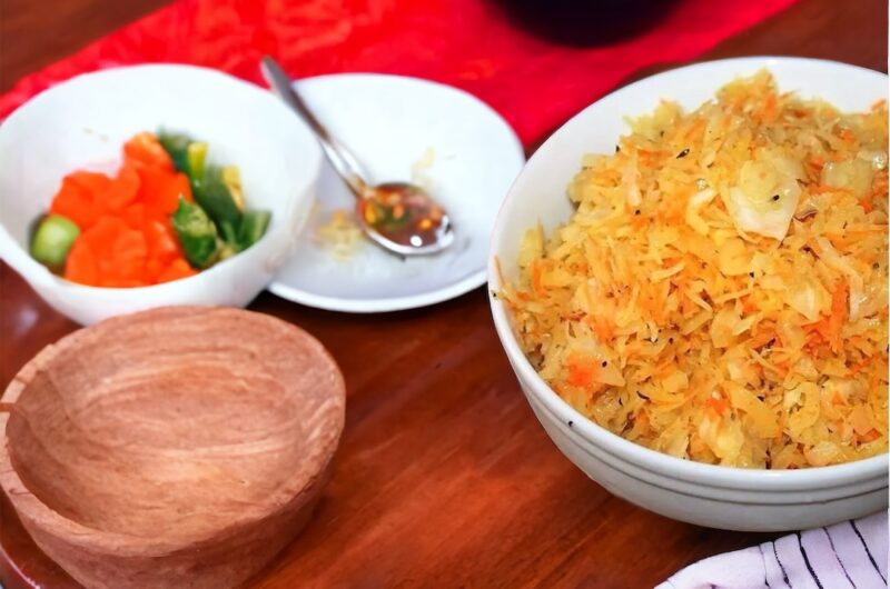 Łatwa surówka z kapusty kiszonej z dodatkiem krojonej cebuli, startej marchewki i kminku skropiona olejem roślinnym.