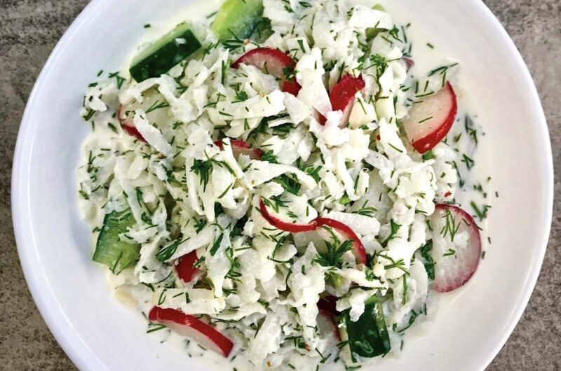 Surówka z dwóch rodzajów rzodkiewki z dodatkiem świeżego ogórka doprawiona kwaśną śmietaną i świeżym koperkiem.