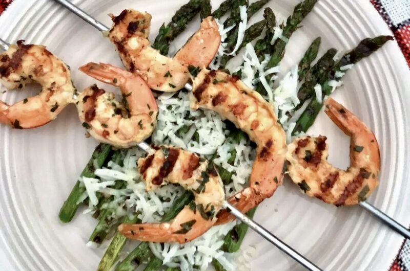 Szaszłyki z krewetek przygotowuję zawsze z surowych krewetek, które uprzednio marynuję w oliwie z dodatkiem czosnku. Tak przygotowane szaszłyki wystarczy bardzo krótko piec na ruszcie, by poczuć ich pełny aromat.