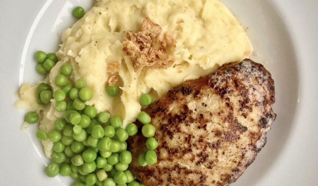 Sznycel cielęcy przygotowujemy z młodej cielęciny. Po zmieleniu mięsa należy dodać do niego bułkę namoczoną w mleku oraz wiejskie jajko i słodką śmietankę, a następnie wymieszać wszystko i uformować kotlet. Tak przygotowanego sznycla trzeba smażyć na maśle, aby podkreślić jego delikatność.