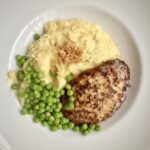 Sznycel cielęcy przygotowujemy z młodej cielęciny. Po zmieleniu mięsa należy dodać do niego bułkę namoczoną w mleku oraz wiejskie jajko i słodką śmietankę, a następnie wymieszać wszystko i uformować kotlet. Tak przygotowanego sznycla trzeba smażyć na maśle, aby podkreślić jego delikatność.