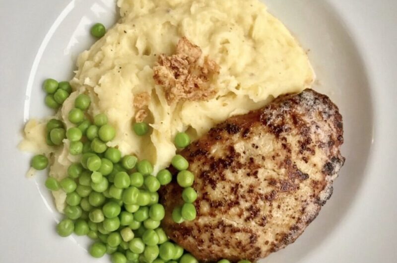 Sznycel cielęcy przygotowujemy z młodej cielęciny. Po zmieleniu mięsa należy dodać do niego bułkę namoczoną w mleku oraz wiejskie jajko i słodką śmietankę, a następnie wymieszać wszystko i uformować kotlet. Tak przygotowanego sznycla trzeba smażyć na maśle, aby podkreślić jego delikatność.