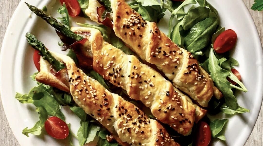 Szparagi owinięte plastrami szynki szwarcwaldzkiej, a następnie zapiekane w cieście francuskim.