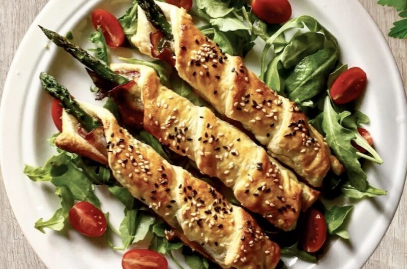 Szparagi owinięte plastrami szynki szwarcwaldzkiej, a następnie zapiekane w cieście francuskim.