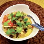 Tajskie curry warzywne na bazie mleczka kokosowego z dodatkiem krojonych papryki, pieczarek, bakłażana, fasolki szparagowej oraz plasterków bambusa i kiełków fasoli.