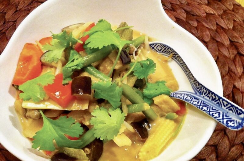 Tajskie curry warzywne na bazie mleczka kokosowego z dodatkiem krojonych papryki, pieczarek, bakłażana, fasolki szparagowej oraz plasterków bambusa i kiełków fasoli.