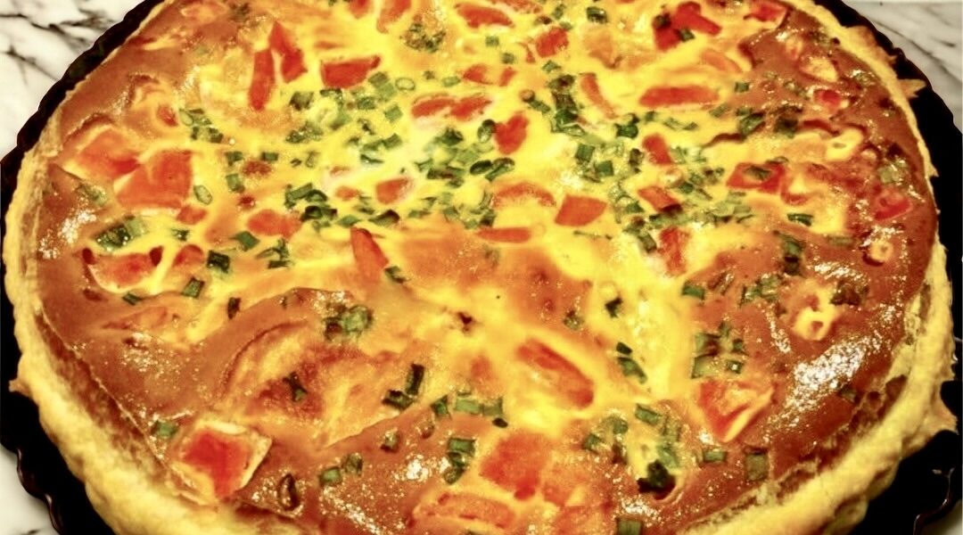 Tarta z ciasta francuskiego wypełniona łososiem wędzonym, mozzarellą i pomidorami, a następnie zalana masą jajeczno śmietanową i pieczona.