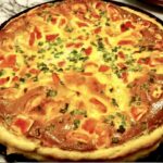 Tarta z ciasta francuskiego wypełniona łososiem wędzonym, mozzarellą i pomidorami, a następnie zalana masą jajeczno śmietanową i pieczona.