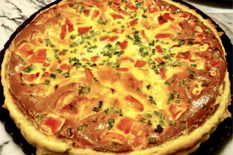 Tarta z ciasta francuskiego wypełniona łososiem wędzonym, mozzarellą i pomidorami, a następnie zalana masą jajeczno śmietanową i pieczona.