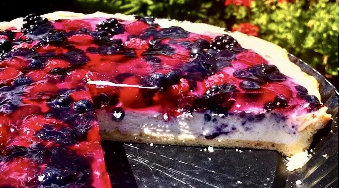 Tarta na kruchym cieście wypełniona masą z sera mascarpone i śmietanki, a następnie zalana galaretką owocową i obłożona świeżym owocami leśnymi.