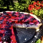 Tarta na kruchym cieście wypełniona masą z sera mascarpone i śmietanki, a następnie zalana galaretką owocową i obłożona świeżym owocami leśnymi.
