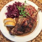 Udo z gęsi pieczone, doprawione suszonym majerankiem upieczone razem z jabłkami podane w sosem własnym z przetartymi pieczonymi jabłkami.