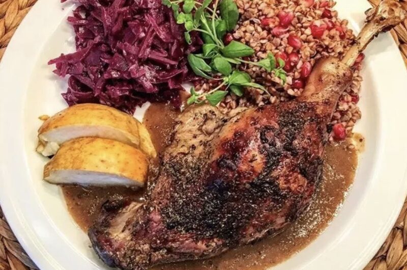 Udo z gęsi pieczone, doprawione suszonym majerankiem upieczone razem z jabłkami podane w sosem własnym z przetartymi pieczonymi jabłkami.