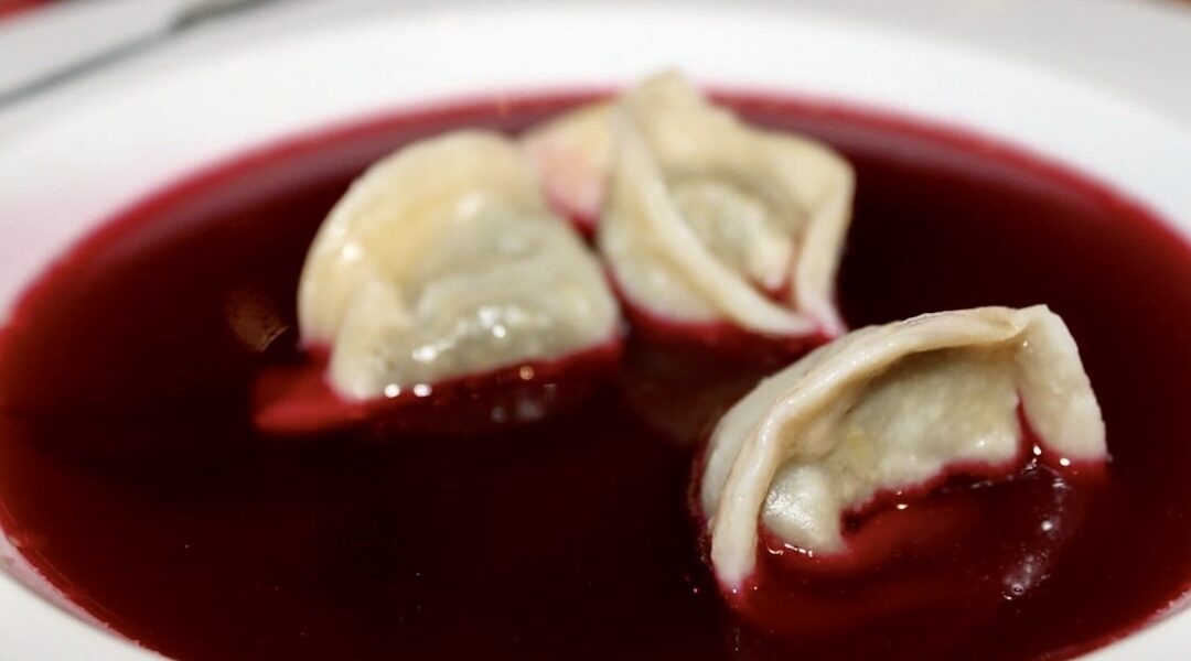 Uszka z grzybami to małe pierogi wypełnione świetnie doprawionym farszem z gotowanych suszonych grzybów idealne do barszczu wigilijnego.