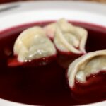 Uszka z grzybami to małe pierogi wypełnione świetnie doprawionym farszem z gotowanych suszonych grzybów idealne do barszczu wigilijnego.