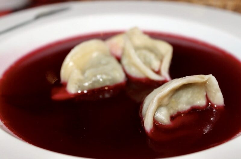 Uszka z grzybami to małe pierogi wypełnione świetnie doprawionym farszem z gotowanych suszonych grzybów idealne do barszczu wigilijnego.