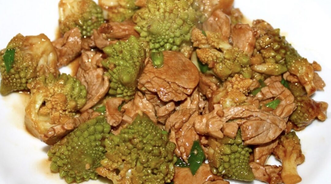 Wieprzowina smażona z kalafiorem to w mojej wersji plasterki polędwiczki wieprzowej smażone krótko na mocnym ogniu podane z gotowanym kalafiorem i sosem o azjatyckim charakterze.