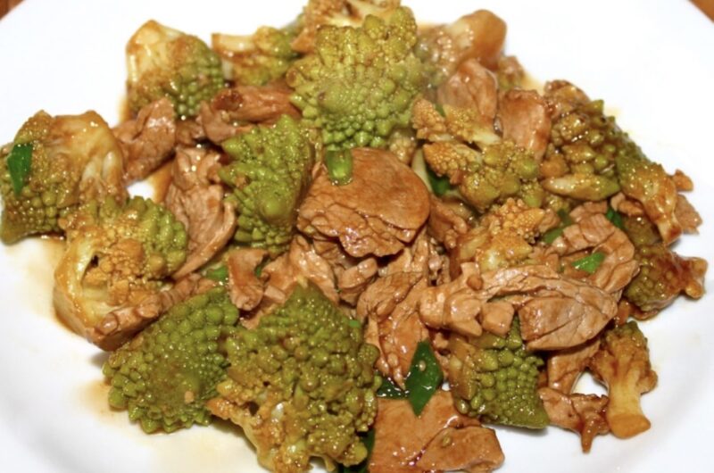 Wieprzowina smażona z kalafiorem to w mojej wersji plasterki polędwiczki wieprzowej smażone krótko na mocnym ogniu podane z gotowanym kalafiorem i sosem o azjatyckim charakterze.