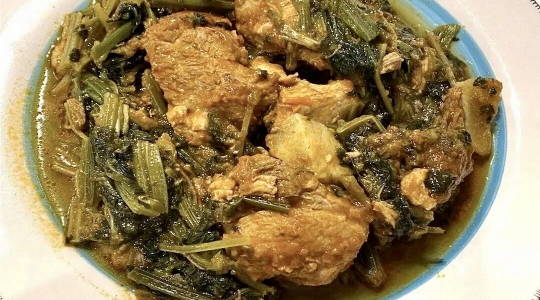 Wieprzowina z selerem po grecku, czyli kawałki mięsa wieprzowego smażone, a następnie duszone z dużą ilością naci selera korzeniowego i ze startym pomidorem.