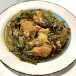 Wieprzowina z selerem po grecku, czyli kawałki mięsa wieprzowego smażone, a następnie duszone z dużą ilością naci selera korzeniowego i ze startym pomidorem.