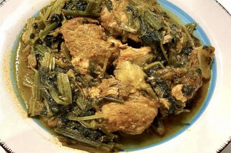 Wieprzowina z selerem po grecku, czyli kawałki mięsa wieprzowego smażone, a następnie duszone z dużą ilością naci selera korzeniowego i ze startym pomidorem.