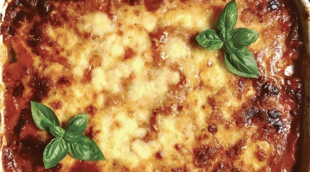 Zapiekanka z bakłażanów z dodatkiem bazyliowego sosu pomidorowego i mozzarelli zwana we Włoszech Parmigiana di melanzane