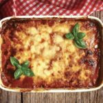 Zapiekanka z bakłażanów z dodatkiem bazyliowego sosu pomidorowego i mozzarelli zwana we Włoszech Parmigiana di melanzane