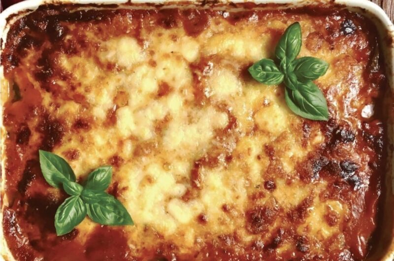 Zapiekanka z bakłażanów z dodatkiem bazyliowego sosu pomidorowego i mozzarelli zwana we Włoszech Parmigiana di melanzane