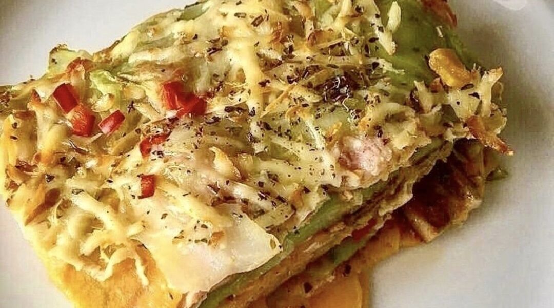 Moja zapiekanka z grzybami jest naprawdę pyszna. W naczyniu żaroodpornym należy układać kolejno warstwy kapusty, batatów, mięsa z surowej białej kiełbasy oraz świeżych grzybów, a całość doprawia swym smakiem starty oscypek. Po zapieczeniu trudno opanować się przed pobraniem dokładki.