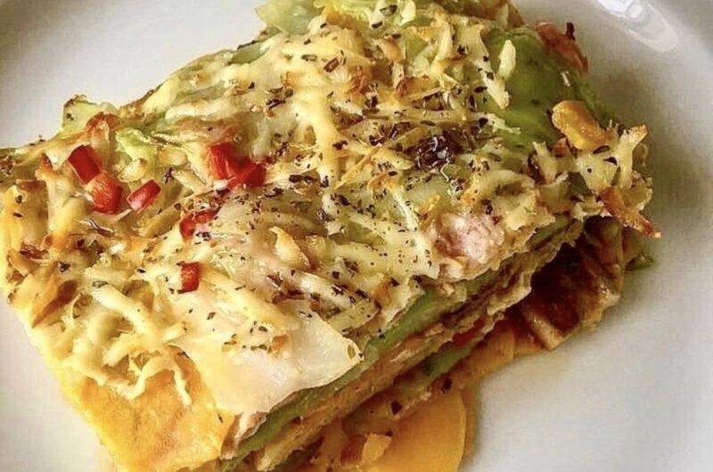 Moja zapiekanka z grzybami jest naprawdę pyszna. W naczyniu żaroodpornym należy układać kolejno warstwy kapusty, batatów, mięsa z surowej białej kiełbasy oraz świeżych grzybów, a całość doprawia swym smakiem starty oscypek. Po zapieczeniu trudno opanować się przed pobraniem dokładki.