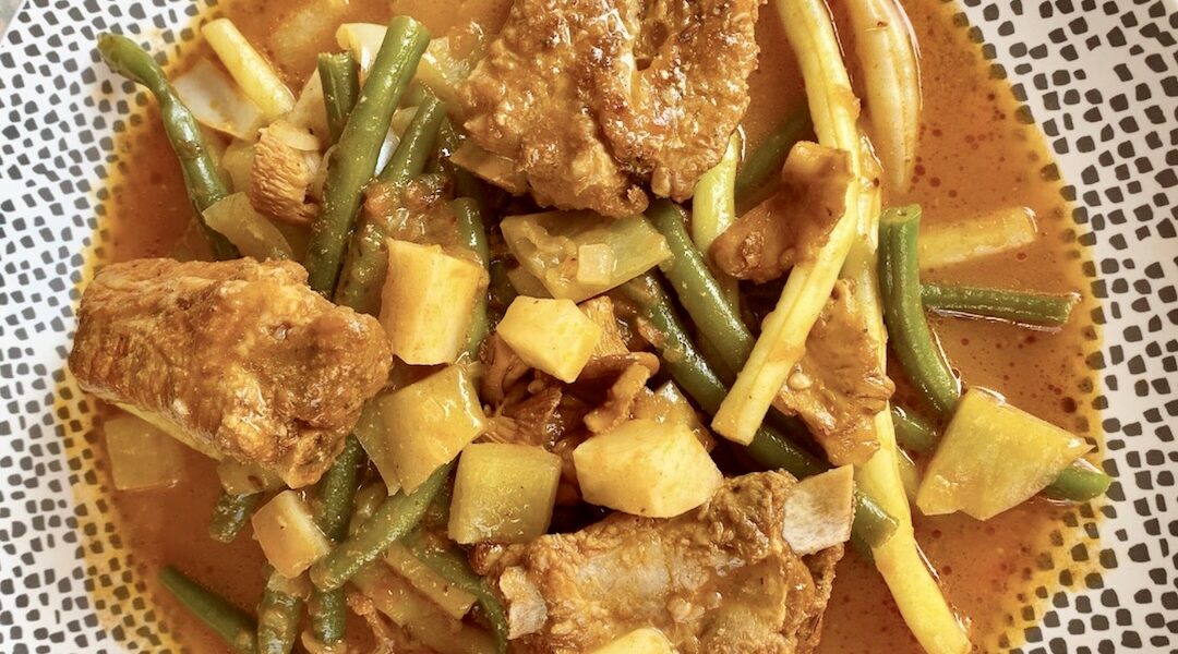 Żeberka wieprzowe duszone z warzywami, a konkretnie z fasolką szparagową, papryką, pomidorami i świeżymi grzybami doprawione na koniec kwaśną śmietaną.