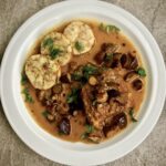 Żeberka w sosie grzybowym to ciekawa propozycja na niedzielny obiad. Mięso należy podzielić na mniejsze kawałki, krótko przesmażyć, a następnie dusić z dodatkiem świeżych podgrzybków.