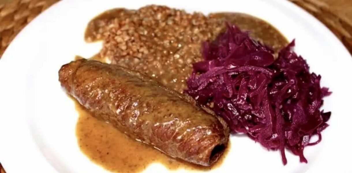 Zrazy wołowe z sosem grzybowym przygotowałem z udźca wołowego. Plastry wołowiny posmarować należy musztardą, obłożyć plastrami szynki dojrzewającej i kawałkami ogórka kiszonego, a następnie zawinąć w rolady i dusić wolno w sosie z grzybami do miękkości zrazów.