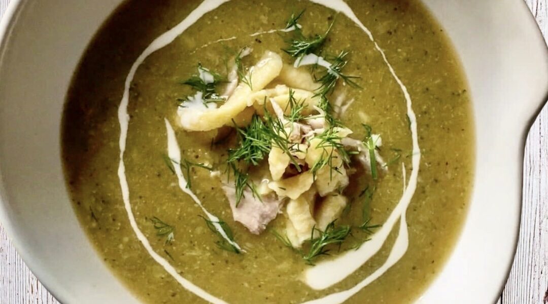 Zupa brokułowa z fenkułem na kurczaku gotowanym z jarzynami przygotowana z gotowanych i następnie zmiksowanych warzyw.