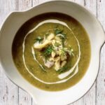 Zupa brokułowa z fenkułem na kurczaku gotowanym z jarzynami przygotowana z gotowanych i następnie zmiksowanych warzyw.