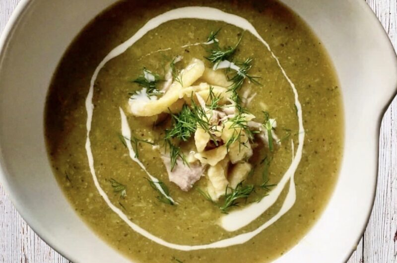 Zupa brokułowa z fenkułem na kurczaku gotowanym z jarzynami przygotowana z gotowanych i następnie zmiksowanych warzyw.