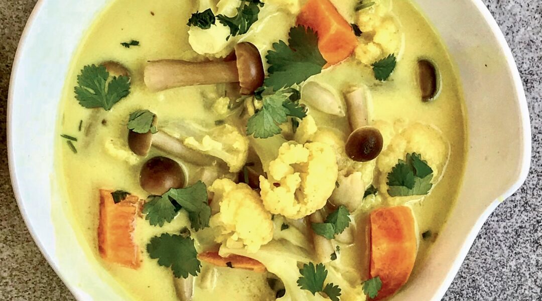 Zupa kalafiorowa po indyjsku to aromatyczna zupa z kalafiora z dodatkiem batatów, mleczka kokosowego, grzybów shimeji i świeżej kolendry.