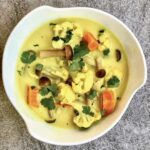 Zupa kalafiorowa po indyjsku to aromatyczna zupa z kalafiora z dodatkiem batatów, mleczka kokosowego, grzybów shimeji i świeżej kolendry.