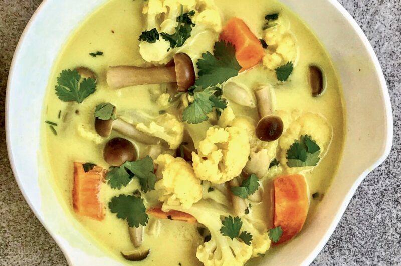 Zupa kalafiorowa po indyjsku to aromatyczna zupa z kalafiora z dodatkiem batatów, mleczka kokosowego, grzybów shimeji i świeżej kolendry.