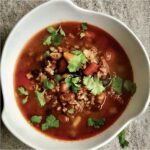 Zupa meksykańska z wołowiną czyli zupa z mięsem mielonym, warzywami, ciecierzycą i czarną fasolką doprawiona kminem, kolendrą, słodką i wędzoną mieloną papryką.